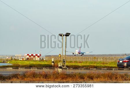 Bangkok, Thailand-december 3, 2018 : Thai Smile Airways. Passenger Plane Is Landing At Suvarnabhumi 