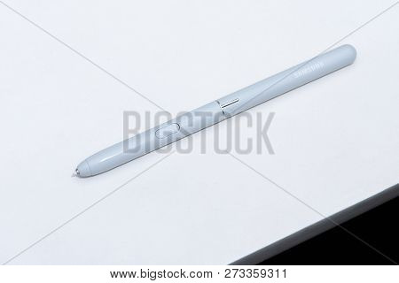 Closeup Review Photos Of Samsung Galaxy Tab 4 In Saigon / Vietnam, 7 December 2018