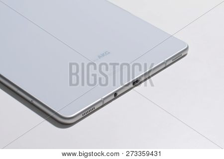 Closeup Review Photos Of Samsung Galaxy Tab 4 In Saigon / Vietnam, 7 December 2018