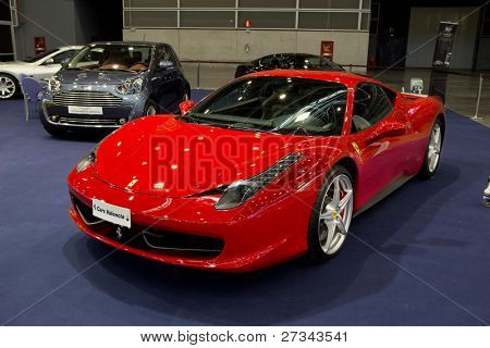 VALENCIA, Španělsko - 5. prosince: 2012 Ferrari 458 Spider na displeji v 2011 Valencia Auto Show na 