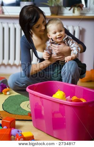 Criança feliz com a mãe