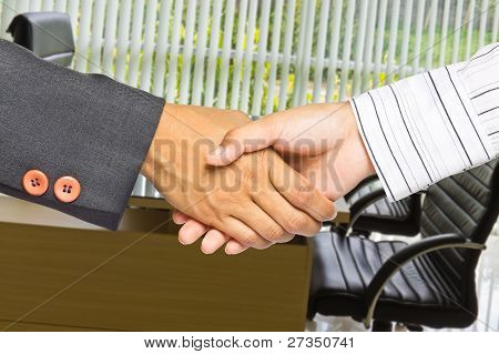 Business Handshake auf BÃ¼ro Hintergrund