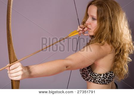 Žena střílet s lukem