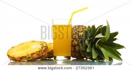 ? ineapple juice og ananas isoleret på hvid
