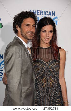 LOS ANGELES - 9 de dezembro: Ethan Zohn; Jenna Morasca chega em 2011 americano dando Awards em Jeferson