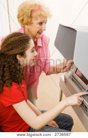 Vrijwilliger helpt kiezer