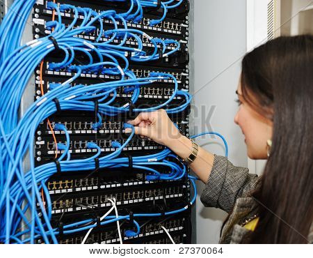 サーバー ルーム女性管理者