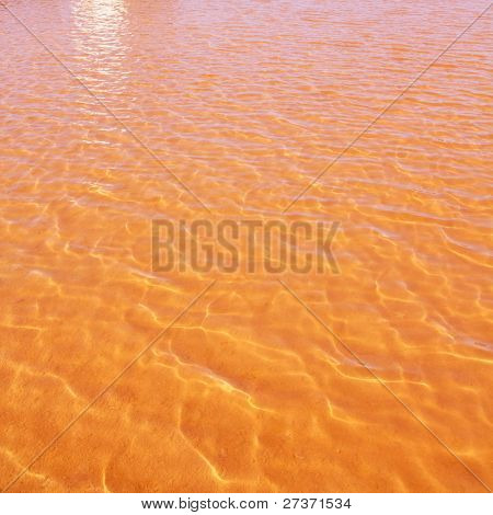 Formentera Ses Salines fosfaattituotantolaitoksista punainen oranssi järveä aaltoilu aaltoja