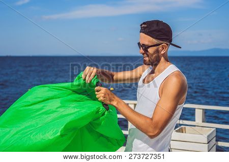 Man Tries To Inflate An Air Sofa. Lamzac