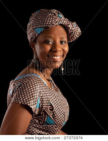 Portrét mladé ghanese ženy v tradičních afrických šaty