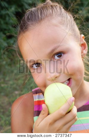 Preteen Girl mordere una mela fresca