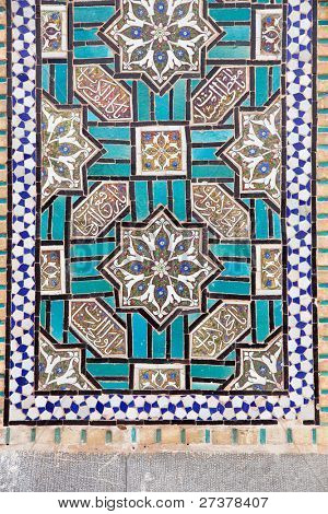 Gekachelte orientalische Ornamenten auf Bohg e Harun Vilayet Schrein der Wand, Isfahan, iran