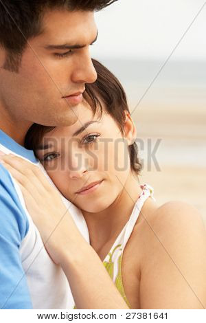 Романтический молодая пара, охватывающей на пляже