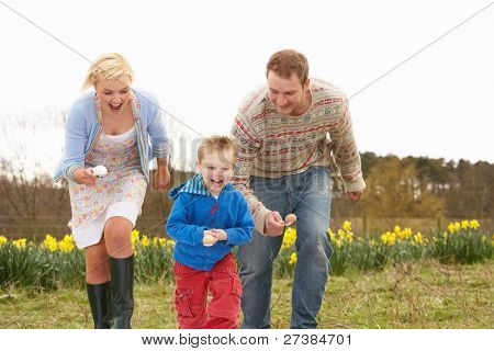 Família ovo e corrida de colher