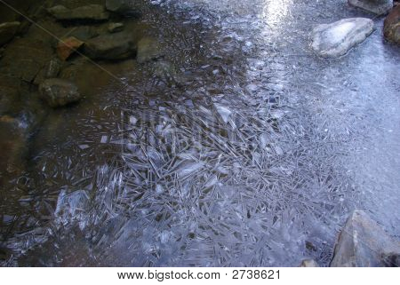 Foglio del ghiaccio di Cyrstalized sul fiume