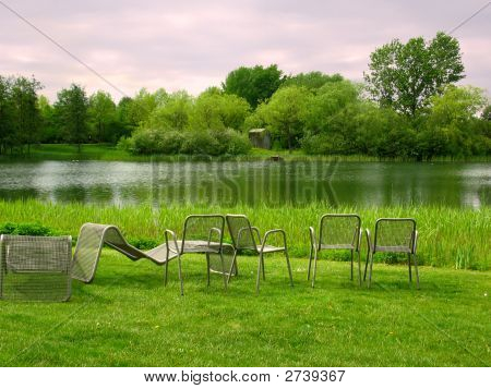 Stole i Park med udsigt over søen