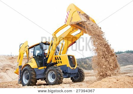 Ladeprogramm Mobilbagger mit Heckbagger entladen Sand am Eathmoving arbeitet in Baustelle