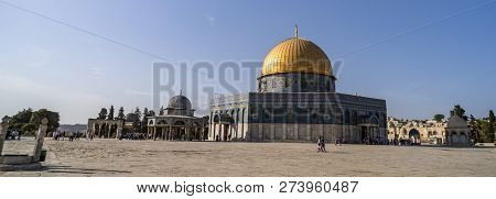 Panoramic View Unidentified Tourists Near The Dome Of The Rock On The Temple Mount In The Old City O