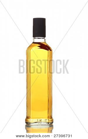 bouteille de vodka au poivre isolé on white