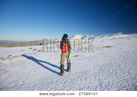 Vrouw wandelen naar Snow Mountains