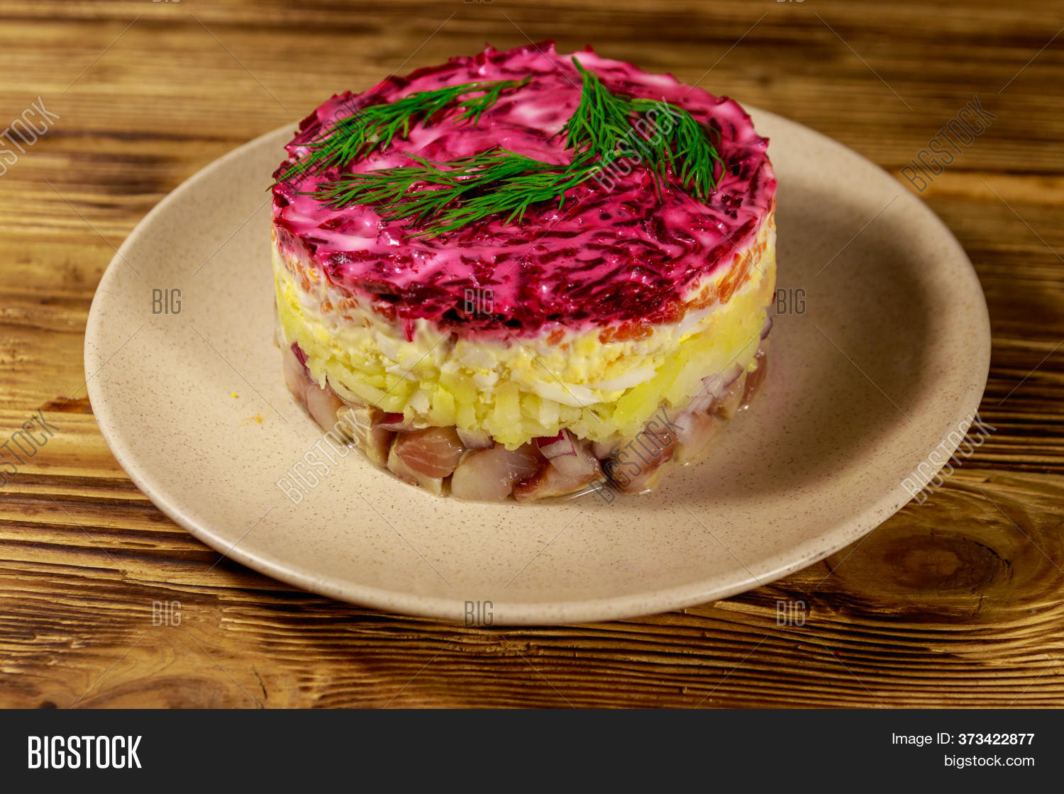 селедка под шубой с огурцом соленым. салат под шубой. салат селёдка под шубой без селёдки. селёдка под шубой без селёдки с солеными огурцами. веган сельдь под шубой с нори.