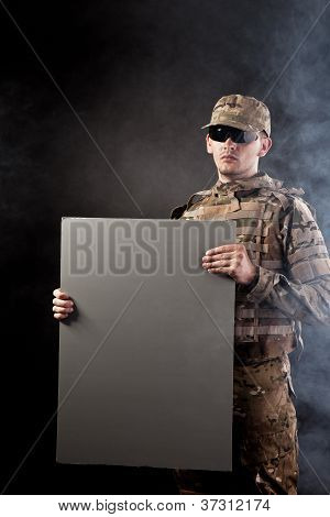 Soldato moderno è in possesso di un Poster