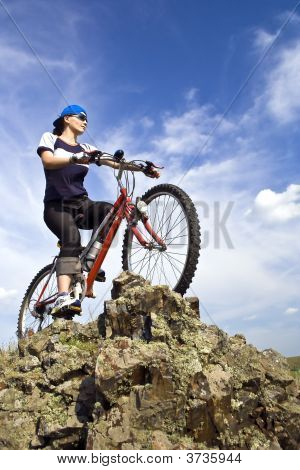 女の子は自転車に乗る