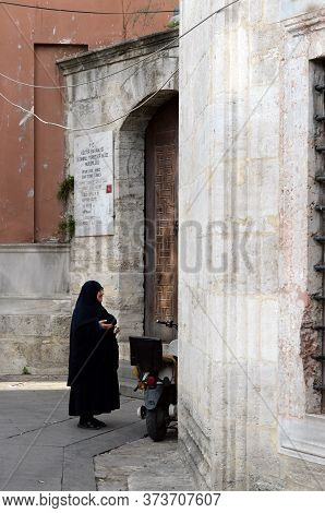 Istanbul,turkey - November 4, 2019:an Elderly Woman Prays At The Mausoleum On Jamia Kebir Street In 