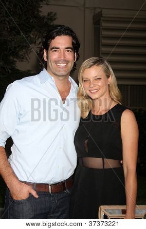 LOS ANGELES - SEP 29: Carter Oosterhouse, Amy Smart ankommer til 2012 Environmental Media Awards 