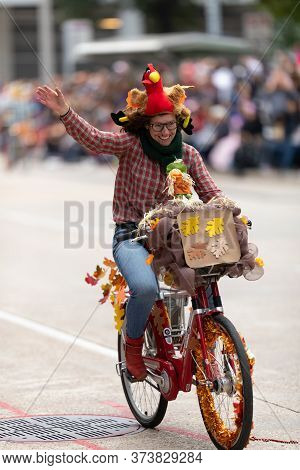Houston, Texas, Usa - November 28, 2019: H-e-b Thanksgiving Day Parade, Men And Women Promoting Bcyc