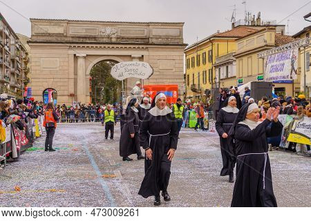 Crema, Italy - February 26, 2023: Carnival Parade, With Dancers In Costumes, And Crowd, In Crema, Lo