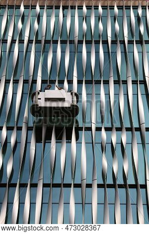 London, Uk - July 8, 2016: Window Cleaners Work On Monument Building In London, Uk. It Was Designed 