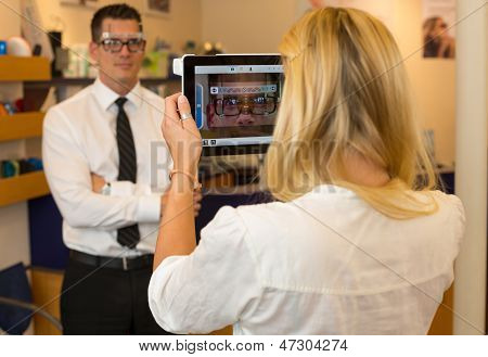 Ottico o optometrista misura la distanza degli occhi di un cliente