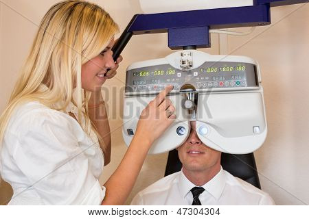 Ottico o optometrista e paziente con un forottero