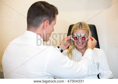 Paziente all'optometrista con telaio prova per Test occhiali