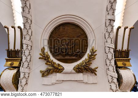 Saint Petersburg, Russia - Dec 25, 2021: Interior Of The  Ploshchad Vosstaniya Metro Station In Sain