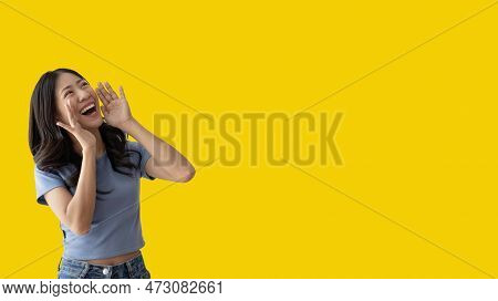 Announce the good news, Asian woman shouting for attention or calling for attention, Hurry up and se