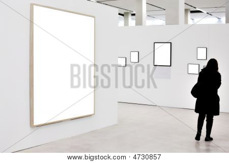 Pareti In Museo con telai vuoti e persona