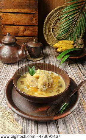 A Sweet Dessert Made Of Bananas Boiled With Coconut Milk And Sugar