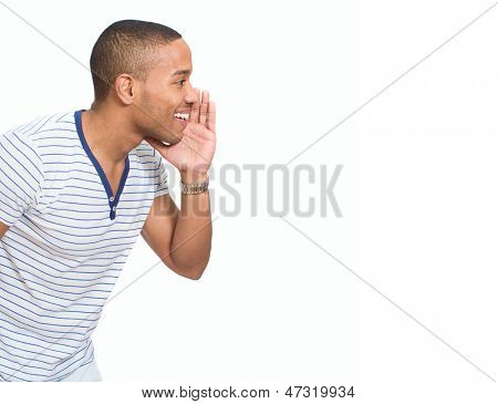 Retrato de jovem Africano sussurrando sobre fundo branco