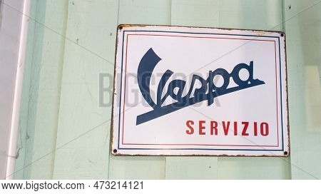 Bordeaux , Aquitaine  France - 03 19 2023 : Vespa Servizio Old Logo Brand And Ancient Text Sign On P