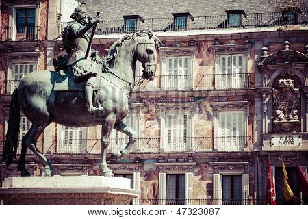 Brązowy posąg konny króla Filipa III od 1616 na Plaza Mayor w Madrycie, Hiszpania.