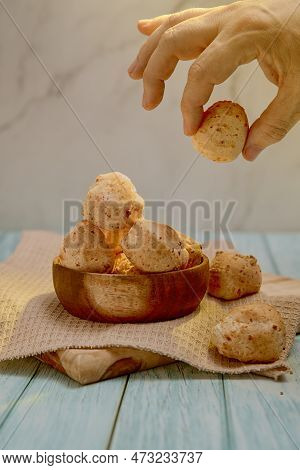 Sustainable Snacking: Handpicked Organic Chipa Bread In An Eco-friendly Wooden Bowl