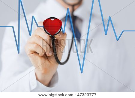 Doktor stetoskop dinleme kalp ile sanal ekran üzerinde beat