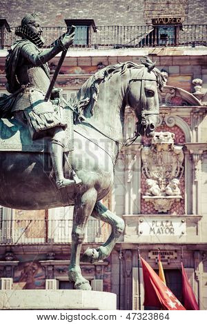 Brązowy posąg konny króla Filipa III od 1616 na Plaza Mayor w Madrycie, Hiszpania.