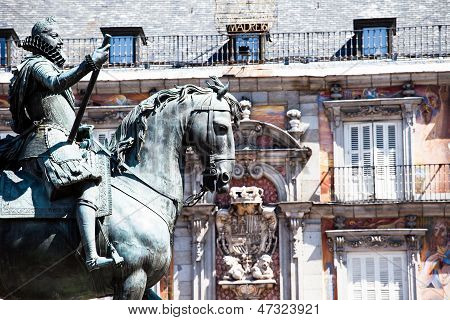 Brązowy posąg konny króla Filipa III od 1616 na Plaza Mayor w Madrycie, Hiszpania.