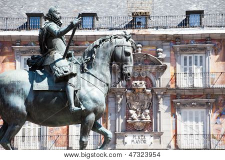 Brązowy posąg konny króla Filipa III od 1616 na Plaza Mayor w Madrycie, Hiszpania.