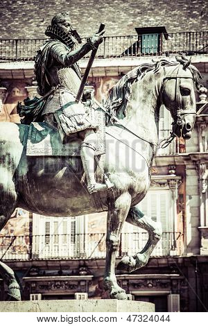 Brązowy posąg konny króla Filipa III od 1616 na Plaza Mayor w Madrycie, Hiszpania.