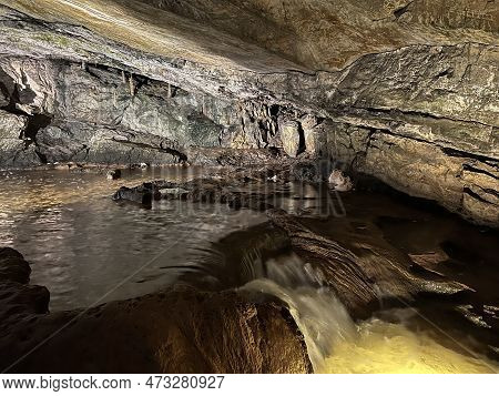 The St. Beatus Caves - A Natural Wonder By Lake Thun (st. Beatus-höhlen - Das Naturwunder Am Thuners