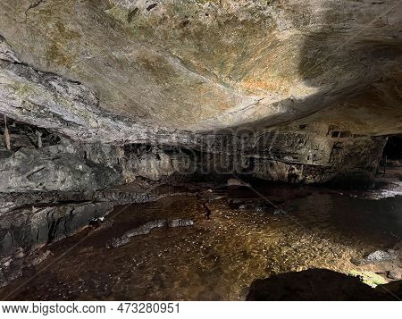 The St. Beatus Caves - A Natural Wonder By Lake Thun (st. Beatus-höhlen - Das Naturwunder Am Thuners